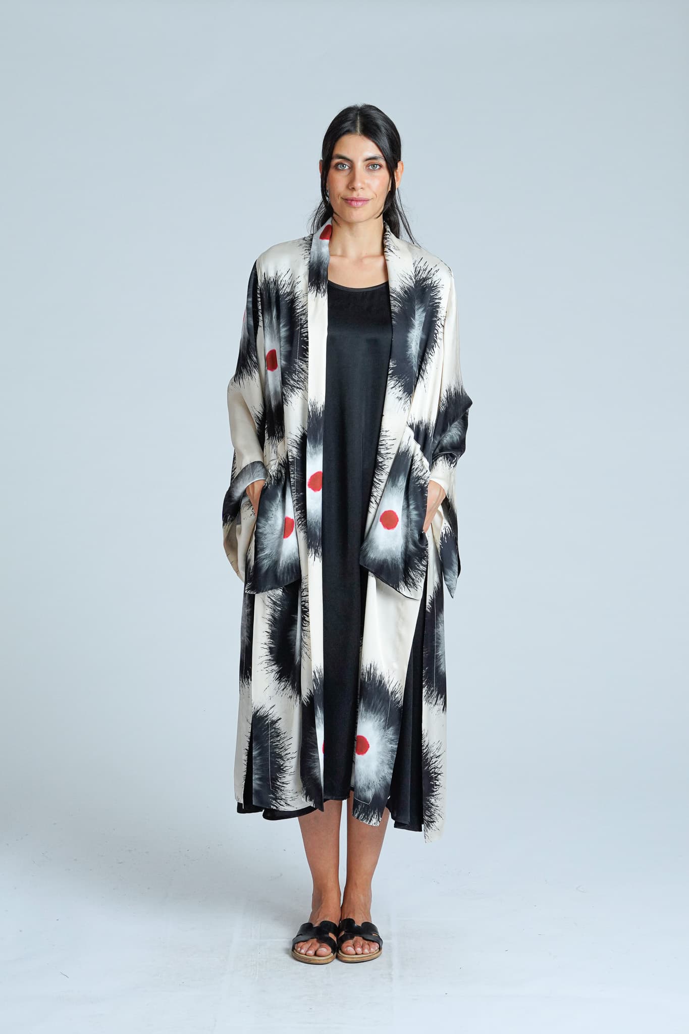 Kimono Lungo in Viscosa Satinata con Stampa Astratta — immagine 2