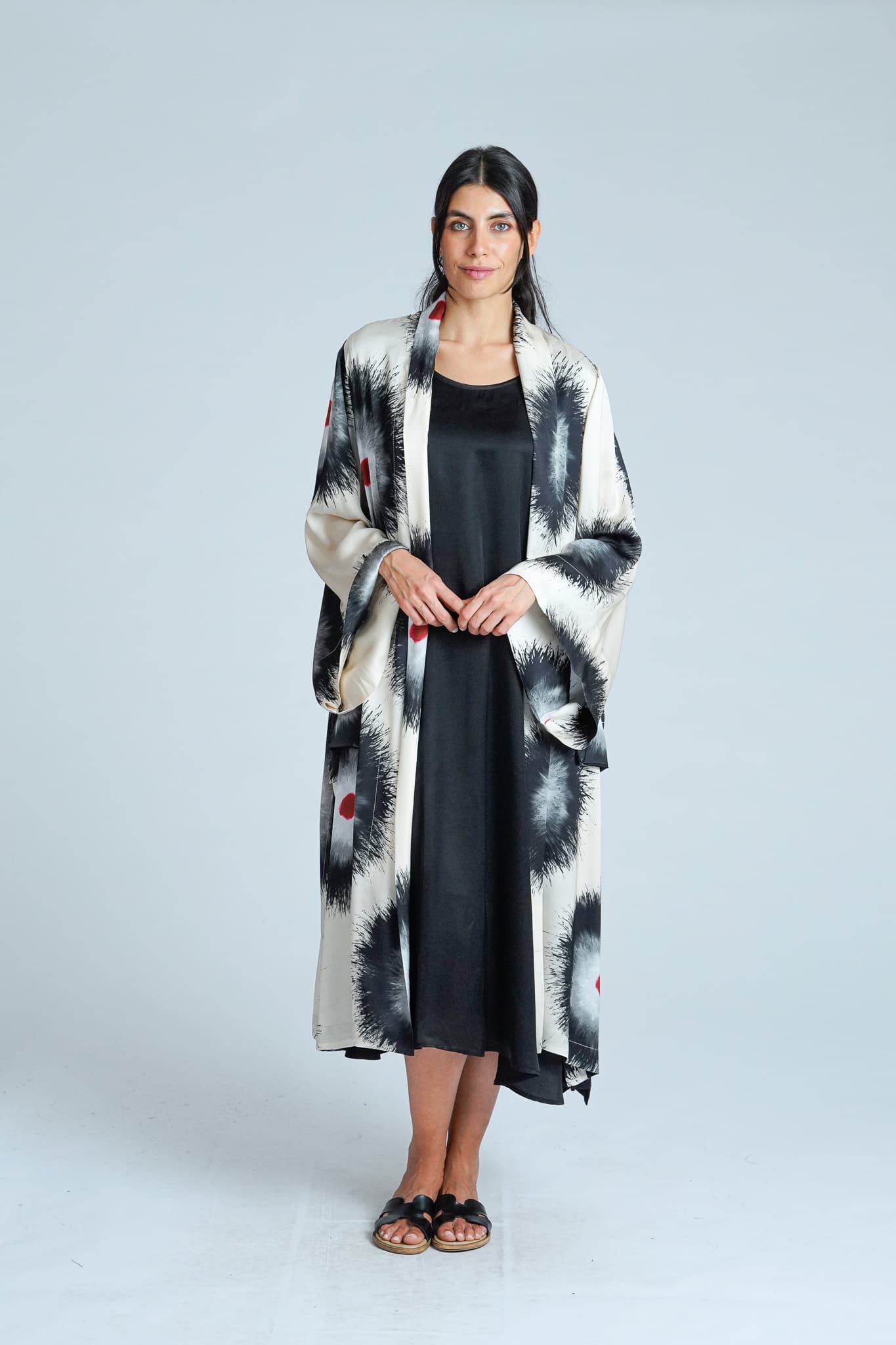 Kimono Lungo in Viscosa Satinata con Stampa Astratta — immagine 3