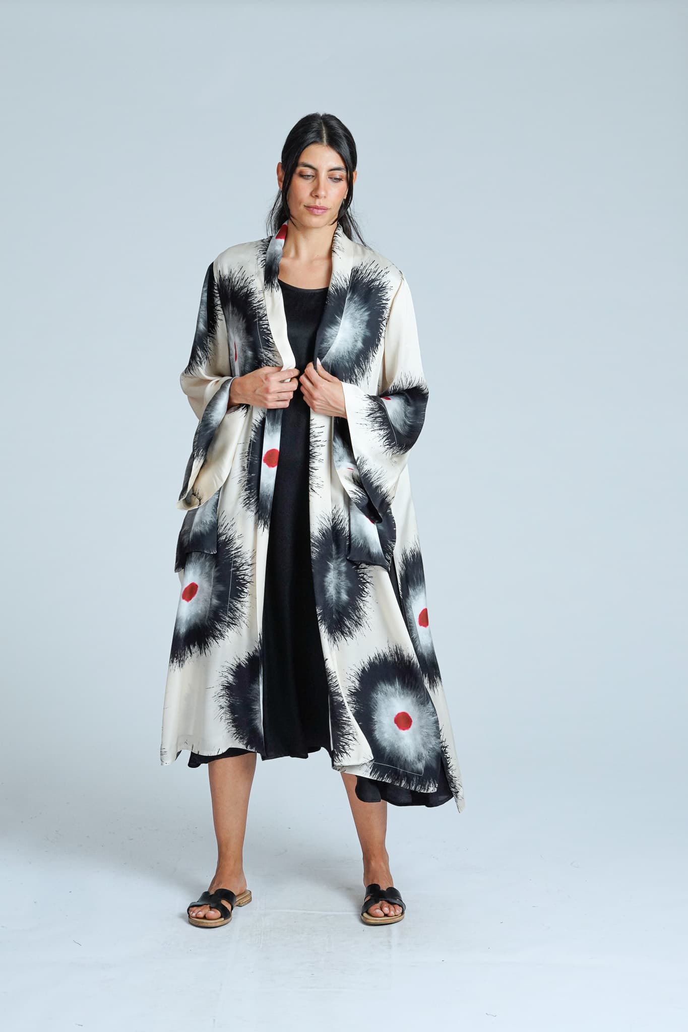 Kimono Lungo in Viscosa Satinata con Stampa Astratta — immagine 4
