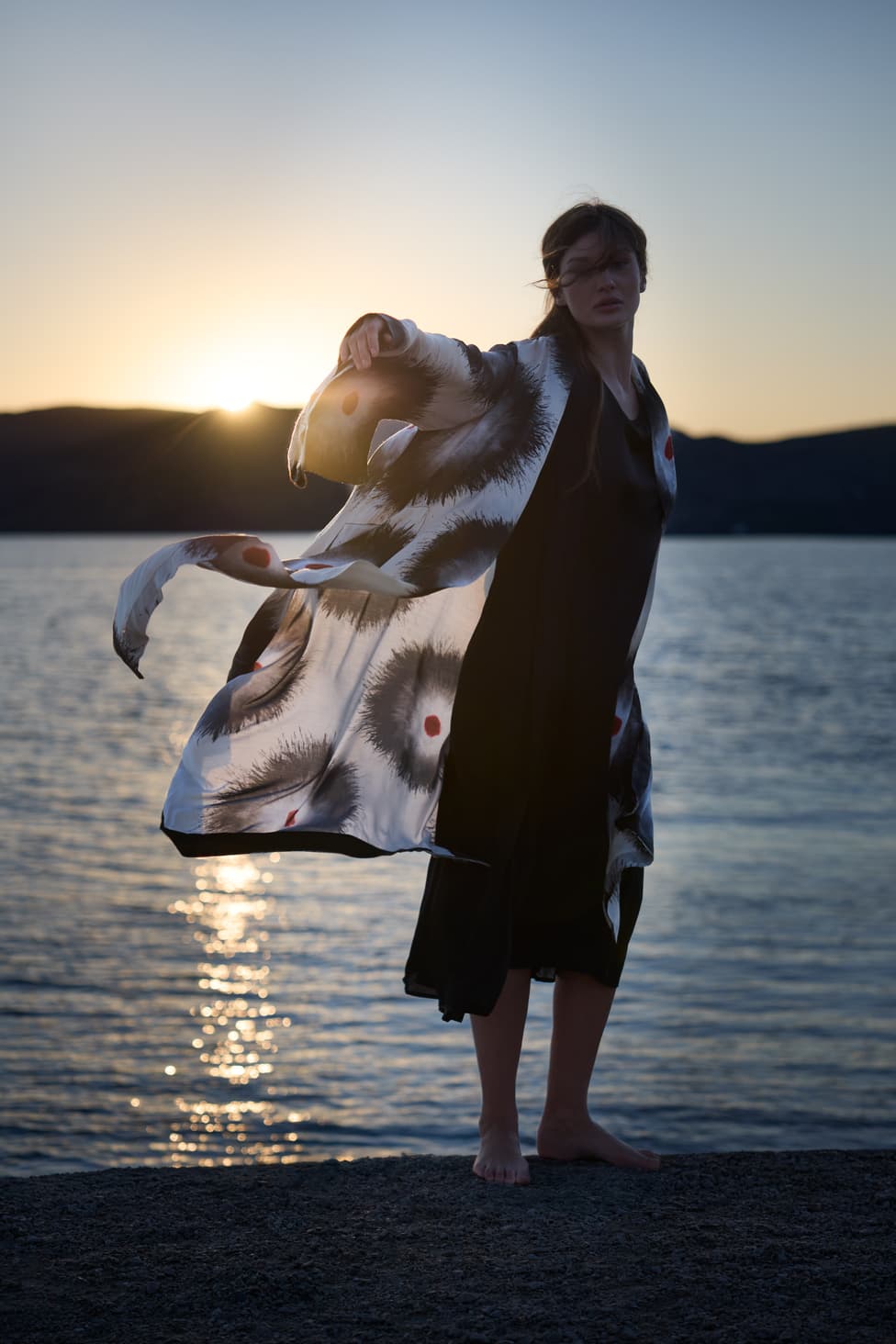 Kimono Lungo in Viscosa Satinata con Stampa Astratta — immagine 1