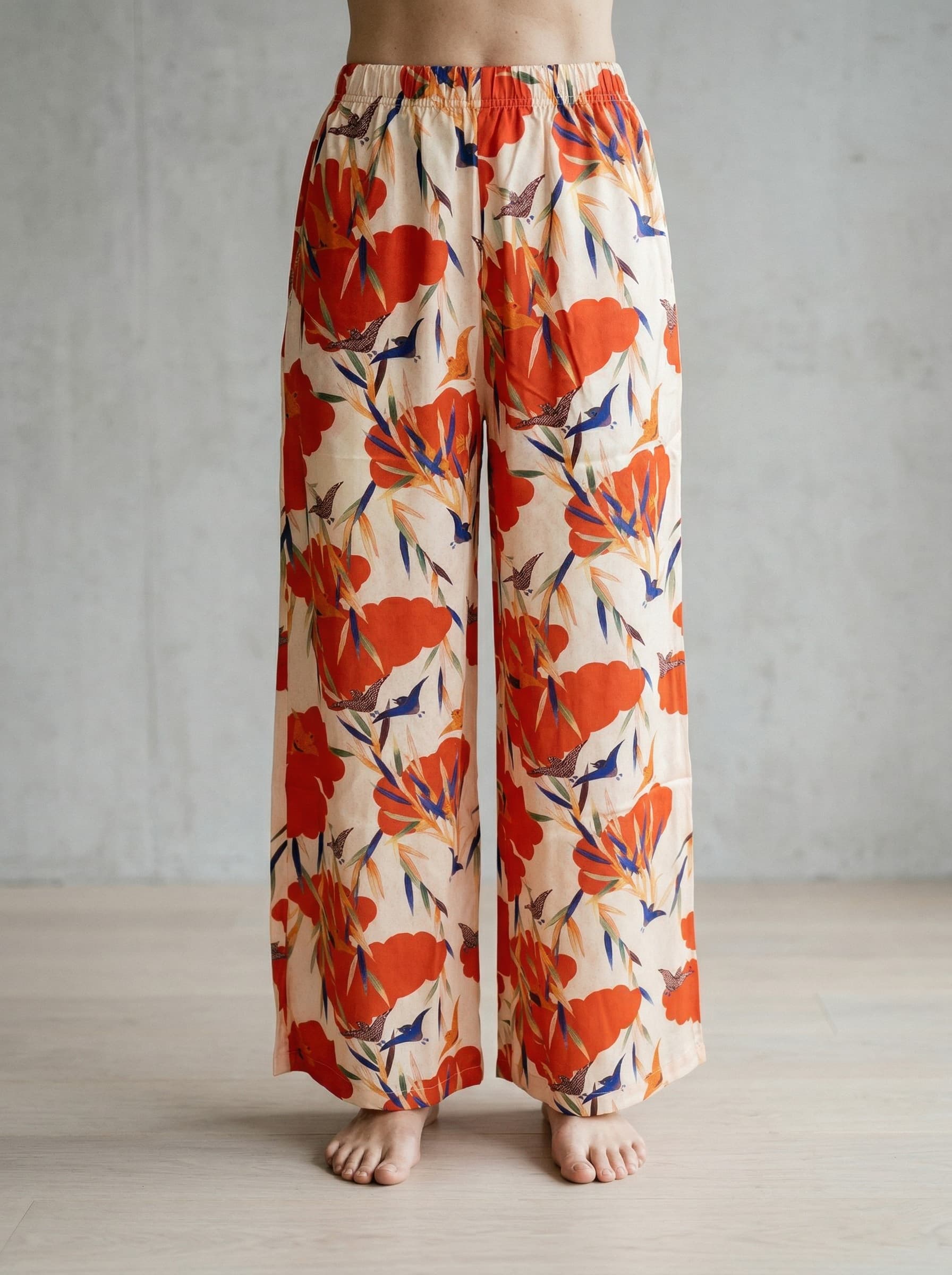 Pantalone a Gamba Larga in Viscosa Satinata con Stampa Floreale — immagine 1